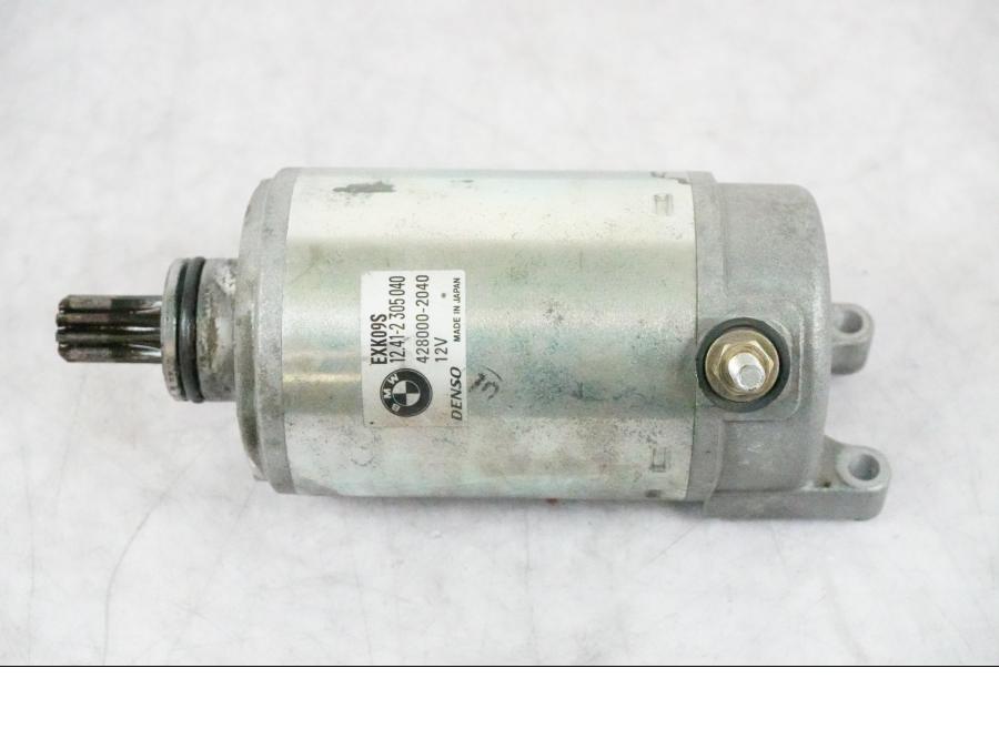 Baksidan på Startmotor från en BMW K 1200 S -2005 motorcykel.