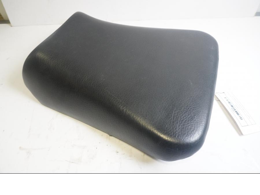 Baksidan på Sadel från en Yamaha YZF 750 R -1994 motorcykel.