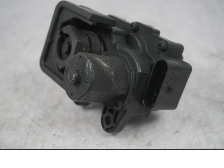 Vänster sida på Avgasspjällmotor från en H-D Touring Street Glide FLHX -2009 motorcykel.