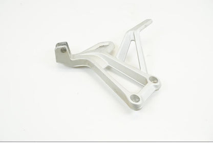 Framsidan på Fotpinnefäste från en BMW F 850 GS -2019 motorcykel.