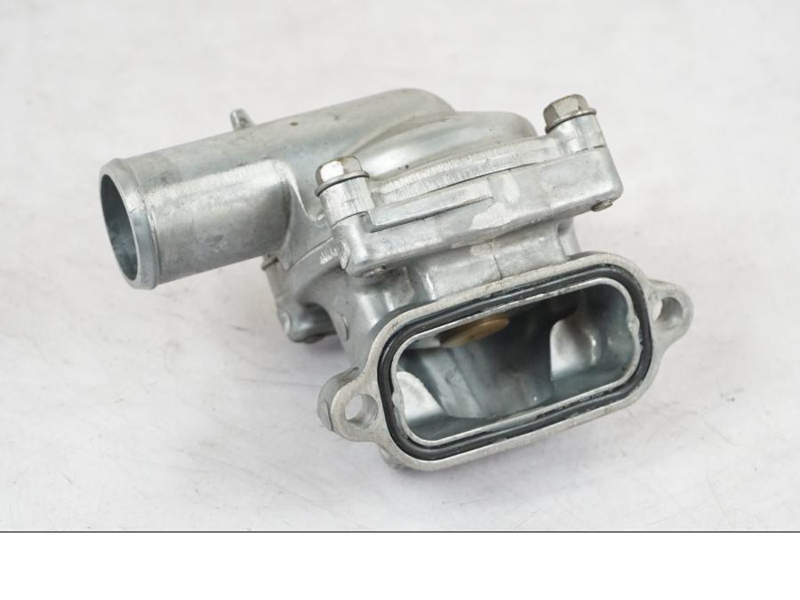 Baksidan på Vattentermostathus från en Kawasaki Z 900 -2019 motorcykel.