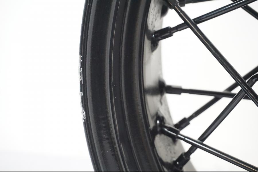 Vänster sida på Fälg från en Yamaha XVS 1100 -2004 motorcykel.