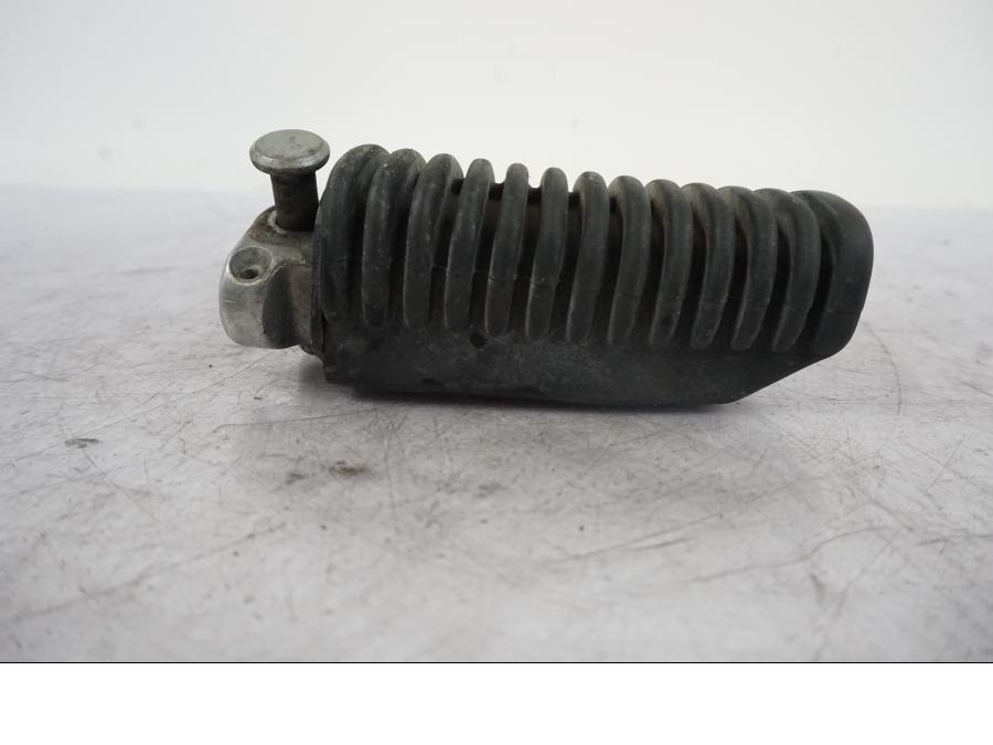 Baksidan på Fotpinne från en BMW R 1150 GS -2002 motorcykel.