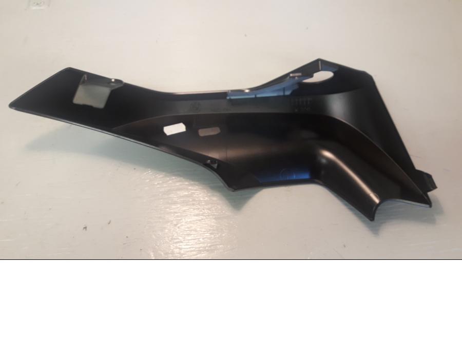 Höger sida på Sidopanel från en BMW K 1600 -2019 motorcykel.