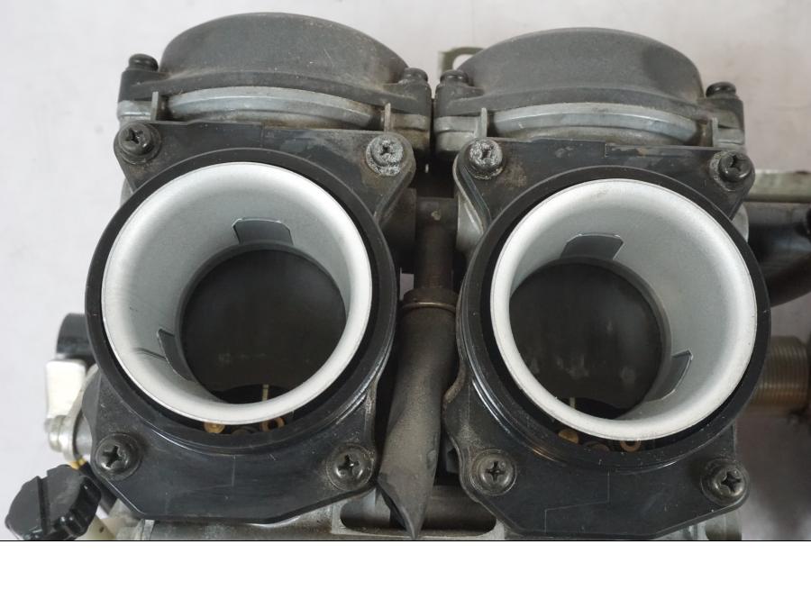 Vänster sida på Förgasare från en Honda CBR 1000 F -1999 motorcykel.