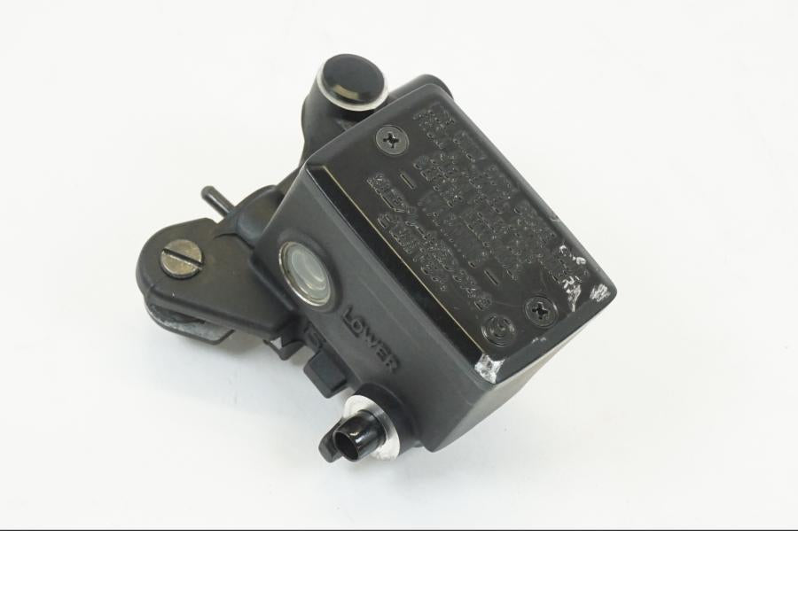 Höger sida på Bromshuvudcylinder från en Yamaha MT-10 -2018 motorcykel.