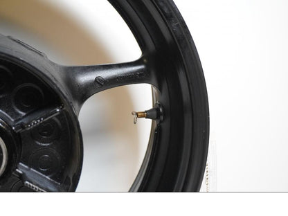 Vänster sida på Fälg från en Yamaha FZ-8 -2011 motorcykel.