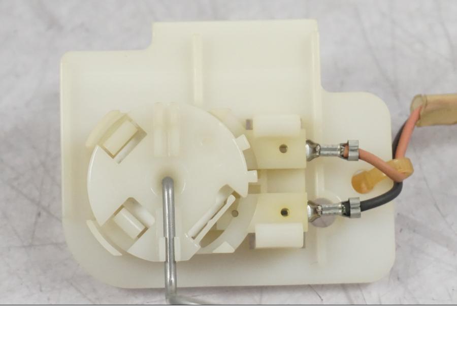 Vänster sida på Bensintankgivare från en Suzuki GSF 1250 -2010 motorcykel.