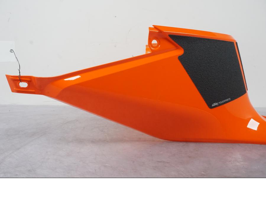 Höger sida på Bensintankskåpa från en KTM 1290 Super Duke R -2022 motorcykel.