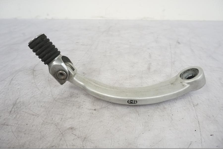 Snett uppifrån på Växelpedal från en KTM 690 Duke -2014 motorcykel.