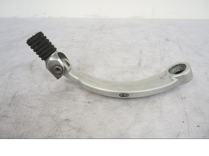 Snett uppifrån på Växelpedal från en KTM 690 Duke -2014 motorcykel.