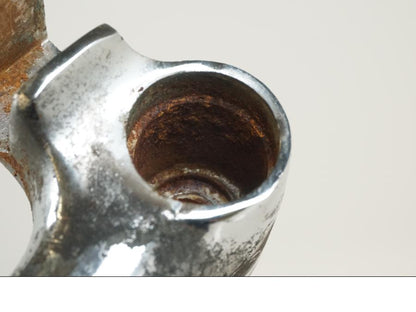 Snett nerifrån på Bakskärmstag från en Suzuki VS 1400 -1999 motorcykel.