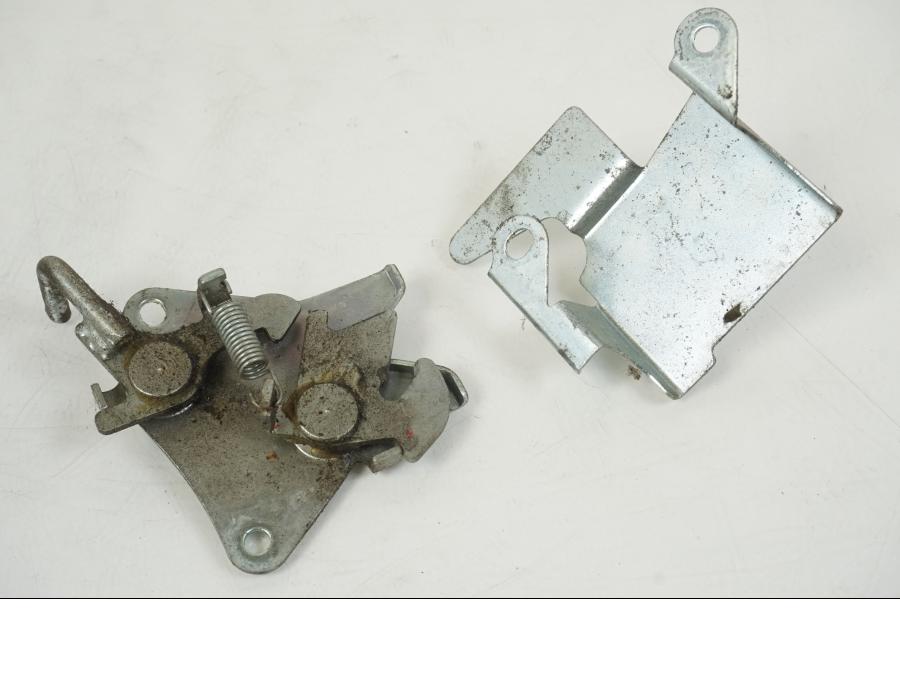 Framsidan på Sadellåsmekanism från en Honda CBR 125 R -2006 motorcykel.