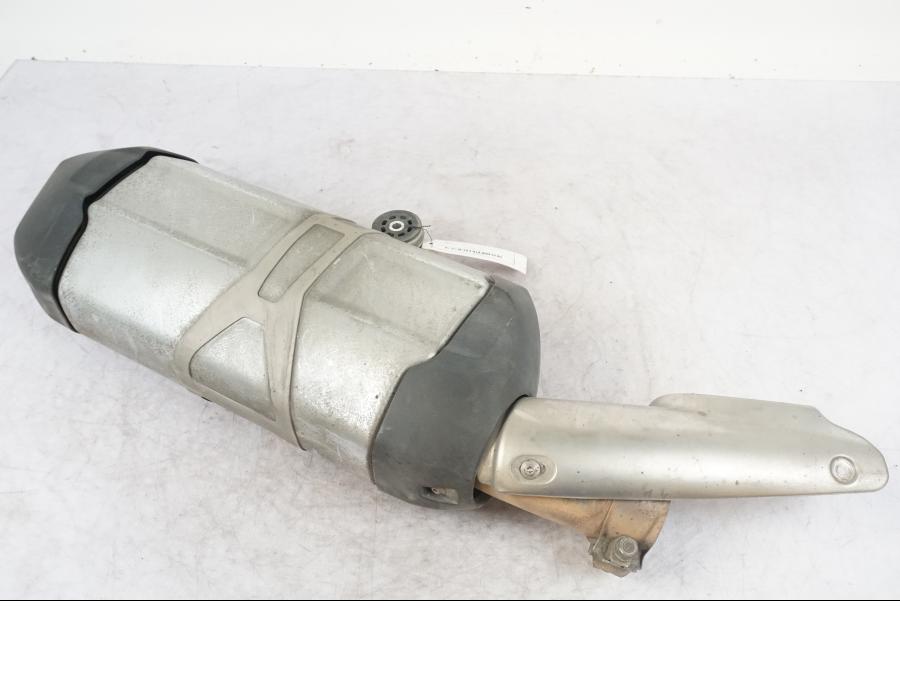 Snett nerifrån på Ljuddämpare från en BMW R 1200 GSA -2014 motorcykel.