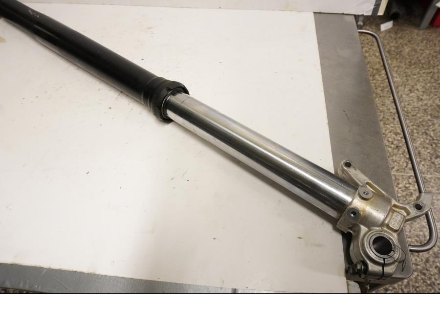 Framsidan på Gaffelben från en KTM 250 EXC-F -2008 motorcykel.