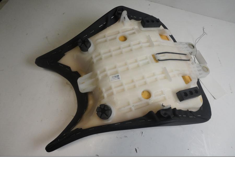 Vänster sida på Sadel från en Honda CB 500 F -2013 motorcykel.