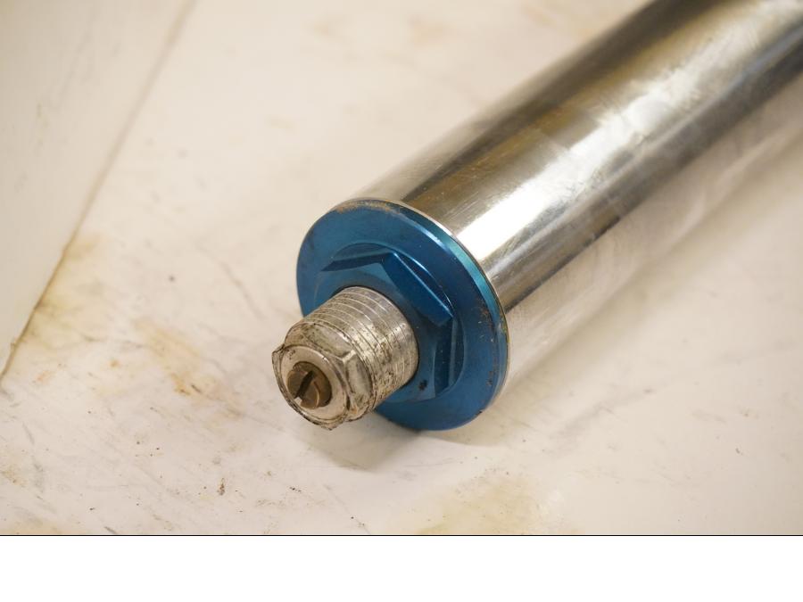 Vänster sida på Gaffelben från en Kawasaki ZX-9R -1998 motorcykel.