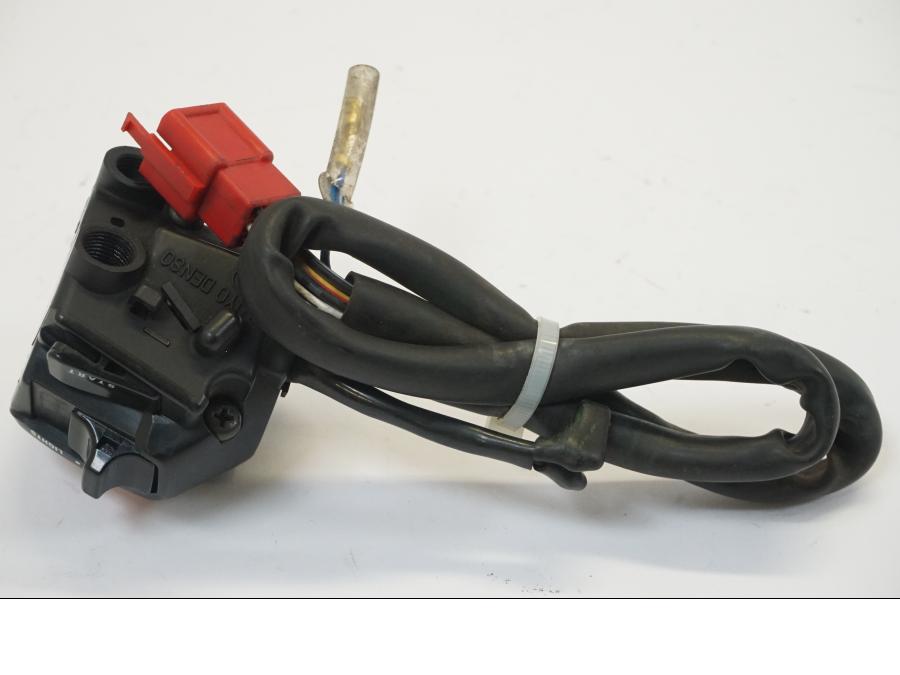 Snett uppifrån på Styrelreglage från en Honda CB 750 SF -1993 motorcykel.