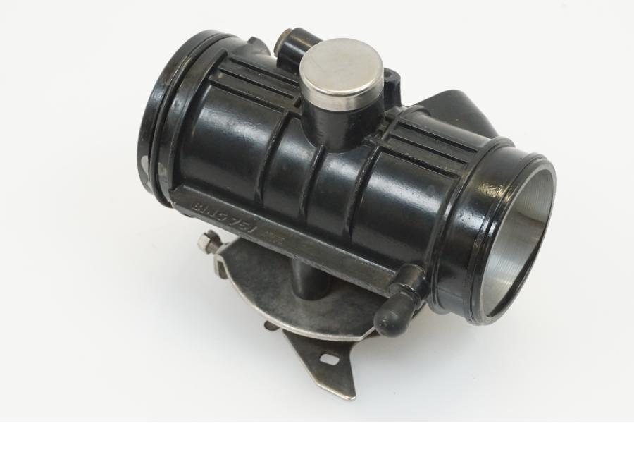 Snett uppifrån på Spjällhus från en BMW R 1150 R -2002 motorcykel.