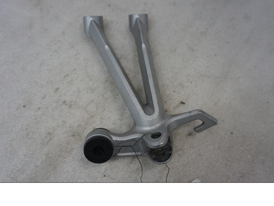 Framsidan på Fotpinnefäste från en Suzuki GSX-R 1000 -2003 motorcykel.