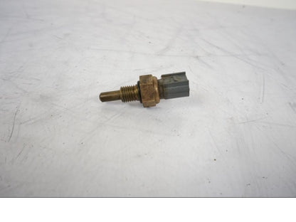 Höger sida på Vattentermostatgivare från en Honda CRF 1000 Africa Twin -2016 motorcykel.