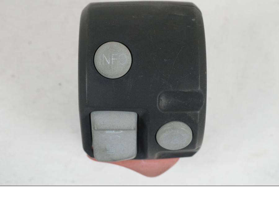 Snett uppifrån på Styrelreglage från en BMW F 800 GS -2008 motorcykel.