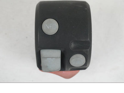 Snett uppifrån på Styrelreglage från en BMW F 800 GS -2008 motorcykel.