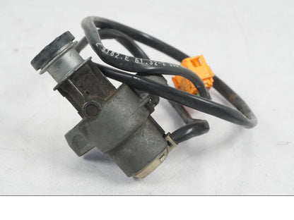 Extrabild3 på <p>Låssats från BMW R 1100 RS 1997.</p>

<p>2st nycklar, tändningslås, sadellås, tanklock.</p>

<p>Mindre lackskada på tanklocket se bild.</p> motorcykel.