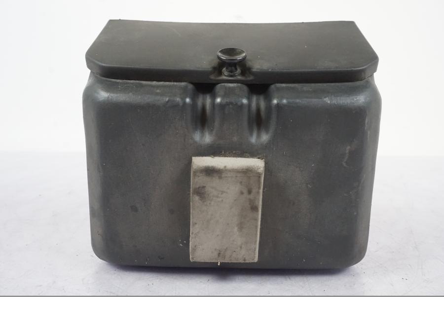 Framsidan på Verktygslåda från en Suzuki GSX 550 EF -1985 motorcykel.