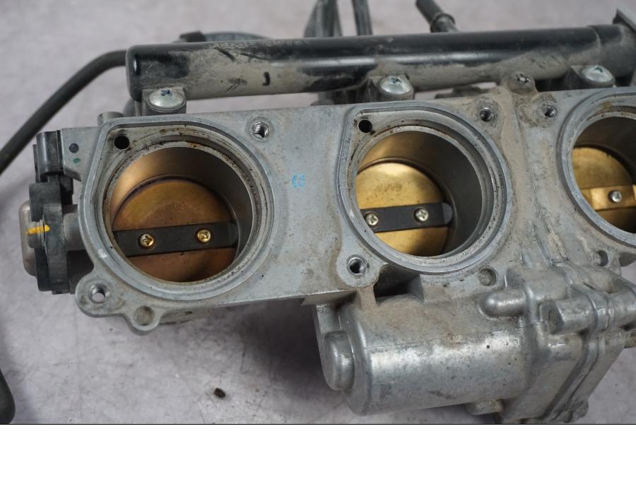 Baksidan på Spjällhus från en Triumph Tiger Explorer -2016 motorcykel.