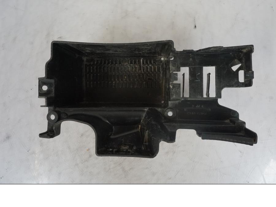 Snett nerifrån på Batterihållare från en Kawasaki Versys 650 -2014 motorcykel.