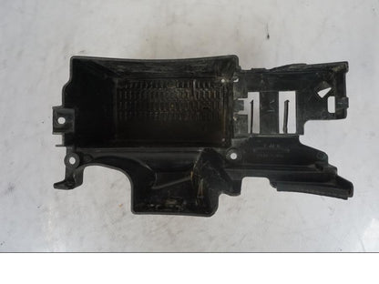 Snett nerifrån på Batterihållare från en Kawasaki Versys 650 -2014 motorcykel.