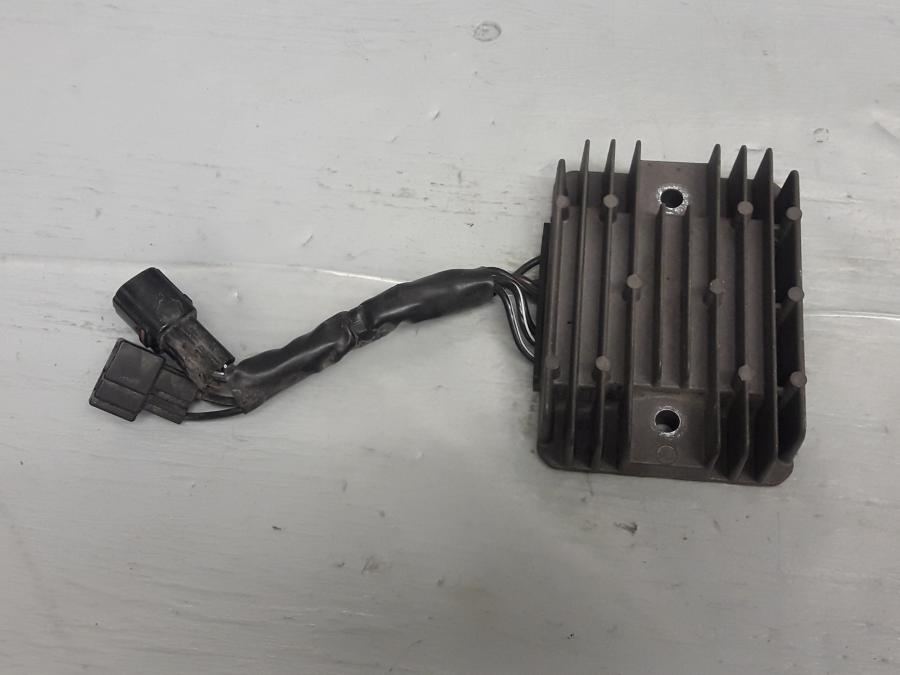 Framsidan på Likriktare från en Suzuki VL 800 -2009 motorcykel.