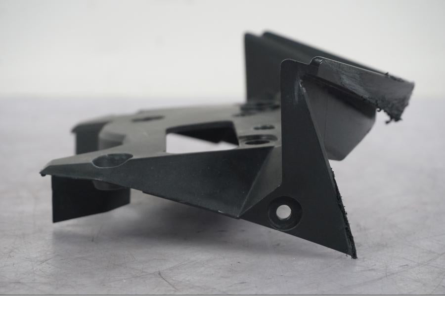 Snett nerifrån på Instrumentpanelsfäste från en KTM 690 SM R -2009 motorcykel.