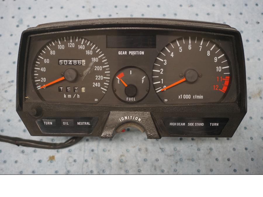 Baksidan på Instrumentpanel från en Suzuki GSX 550 -1985 motorcykel.