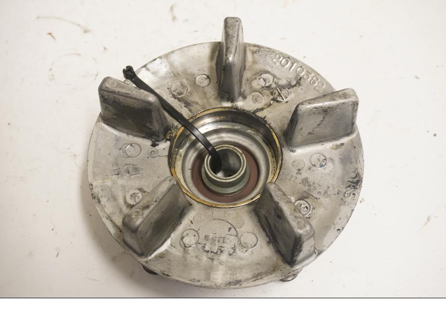 Baksidan på Drevfäste från en Triumph Daytona 650 -2005 motorcykel.