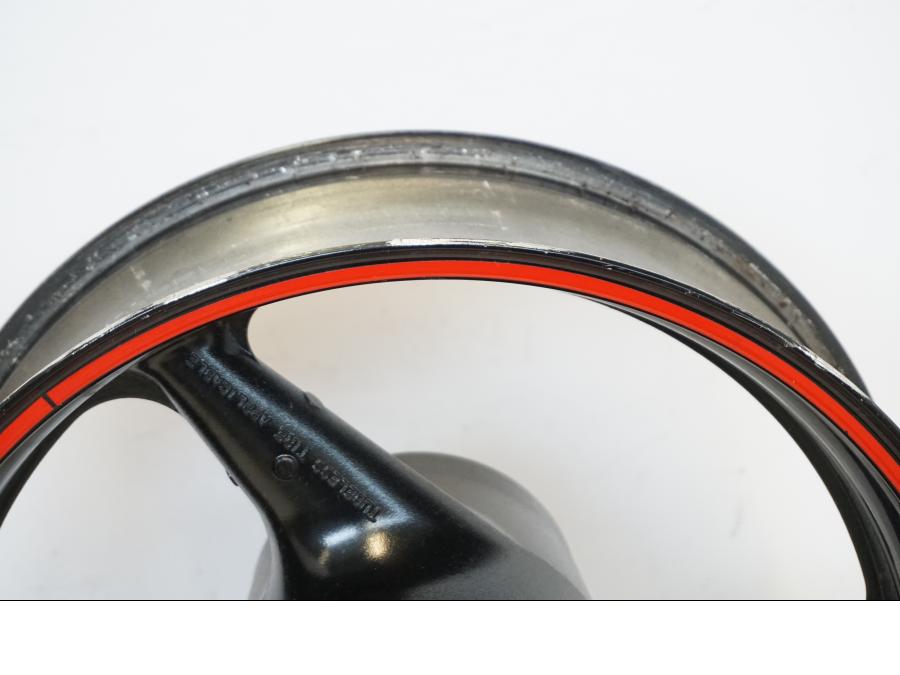 Extrabild1 på Fälg från en Honda CBR 900 RR -2001 motorcykel.