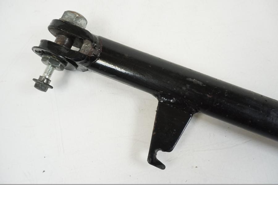 Snett nerifrån på Sidostöd från en Honda CBR 125 R -2006 motorcykel.