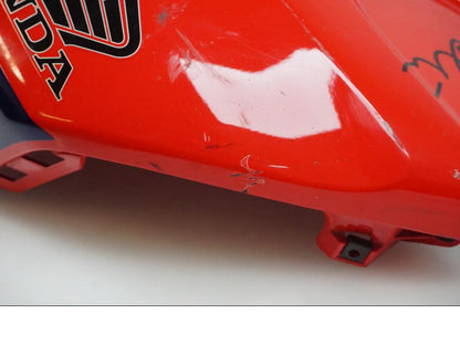 Vänster sida på Bensintankskåpa från en Honda CBR 1000 -2005 motorcykel.