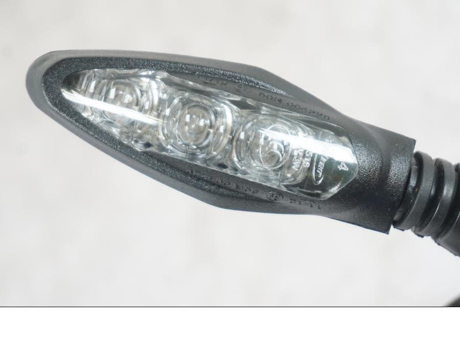 Snett uppifrån på Blinkers LED från en KTM 1290 Super Duke R -2022 motorcykel.