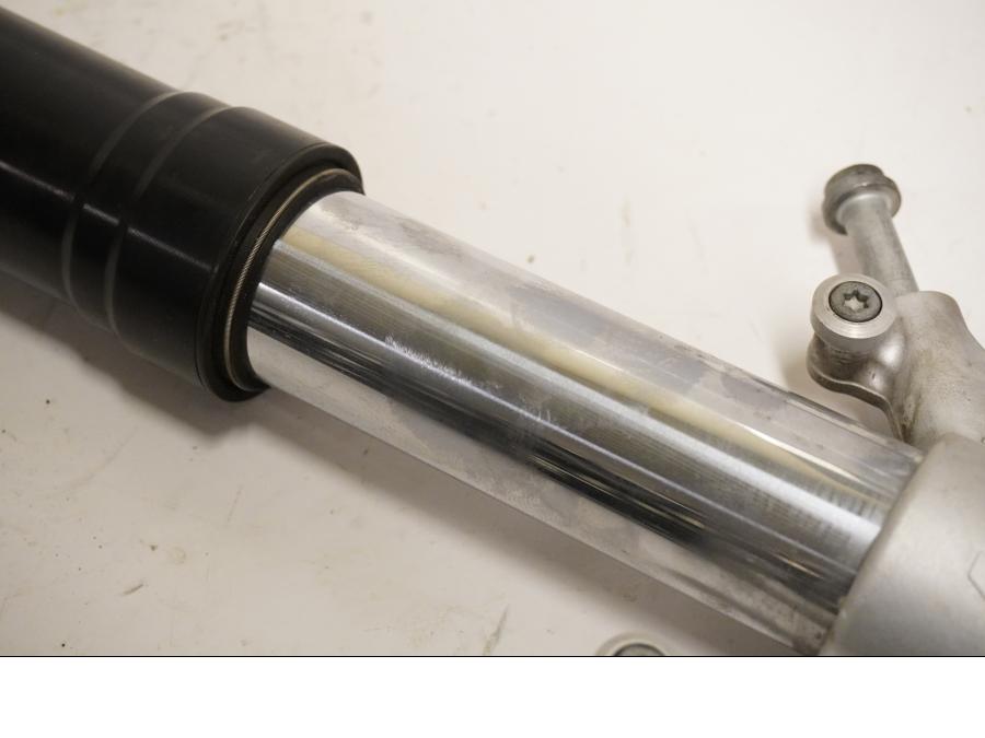 Höger sida på Gaffelben från en KTM RC8 -2009 motorcykel.