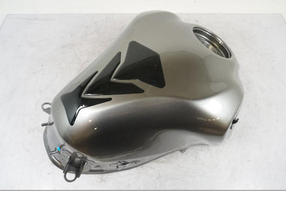 Framsidan på Bensintank från en Kawasaki Z 900 -2023 motorcykel.