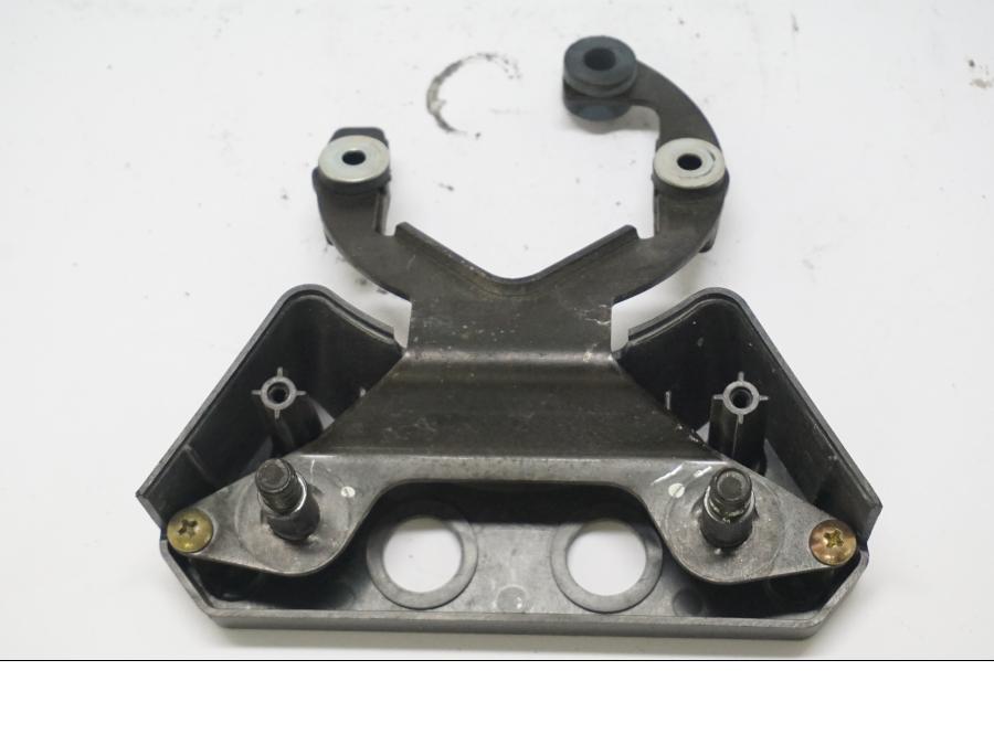 Baksidan på Instrumentpanelsfäste från en Suzuki VZ 800 -1998 motorcykel.