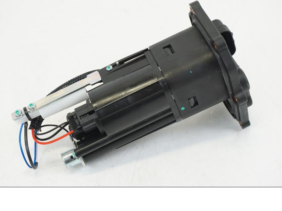 Snett nerifrån på Bensinpump insprut från en Ducati Streetfighter V4 -2020 motorcykel.