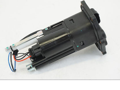 Snett nerifrån på Bensinpump insprut från en Ducati Streetfighter V4 -2020 motorcykel.