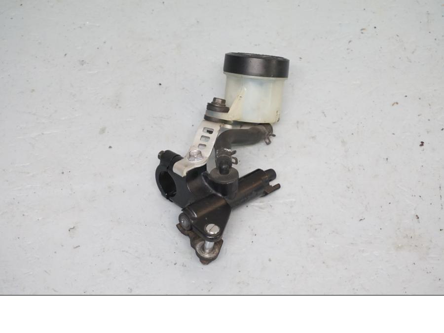 Framsidan på Bromshuvudcylinder från en Honda CBR 900 RR -1996 motorcykel.