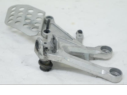 Höger sida på Fotpinnefäste från en Honda CBR 1000 RR -2005 motorcykel.