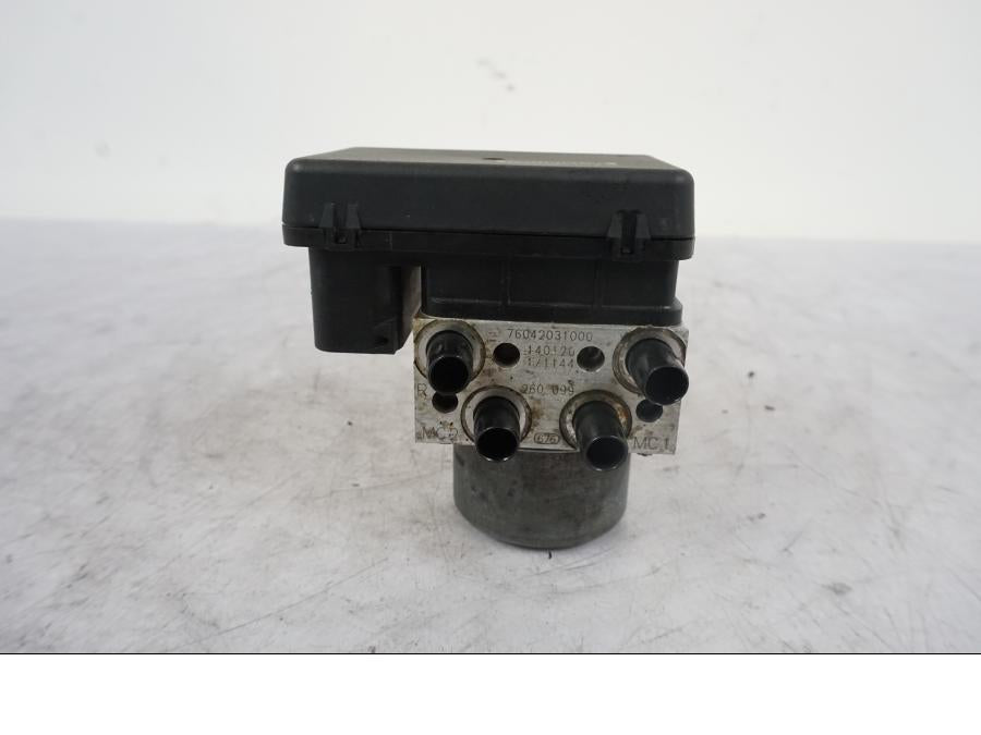 Baksidan på ABS Modulator från en KTM 690 Duke -2014 motorcykel.