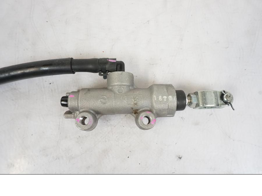 Baksidan på Bromshuvudcylinder från en Kawasaki ER-6N -2012 motorcykel.