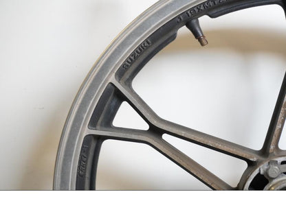 Snett nerifrån på Fälg från en Suzuki GS 850 G -1982 motorcykel.